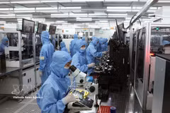 Workers manufactures camera modules and electronic components for export at the factory of the RoK-invested MCNEX VINA Co., Ltd. in the Phuc Son Industrial Park, Ninh Binh province. (Photo: VNA)