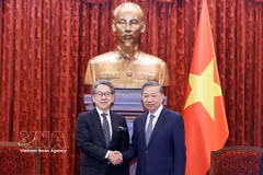 General Secretary of the Communist Party of Vietnam Central Committee and President To Lam (R) welcomes Maeda Tadashi, Managing Director, Chairman of the Board of Directors of JBIC in Hanoi on October 1. (Photo: VNA)