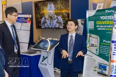 Prof. Dr. Nguyen Ngoc Diep (R), Director of the Australia-Vietnam Strategic Technologies Centre, introduces strategic technology products to delegates at the forum. (Photo: VNA) 