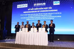 The signing ceremony of an MoU on the roles and responsibilities of cooperation in building and implementing the Artificial Intelligence Centre of Excellence (AI COE) in Ho Chi Minh City (Photo: VNA)