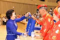 ​Deputy Prime Minister and Chairwoman of the National Committee for the Elderly Pham Thi Thanh Tra (L) presents gifts to the elderly. (Photo: VNA)