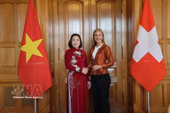 Vice President of the of the Vietnamese National Assembly Nguyen Thi Thanh (left) and First Vice President of the Swiss National Council Katja Christ at their meeting (Photo: VNA)