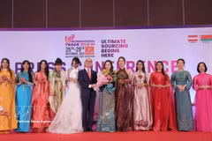 Vietnamese Ambassador to India Trinh Minh Manh (sixth, left) poses for a photo with designer Nguyen Thi Doan Trang (seventh, left) at the show. (Photo: VNA)