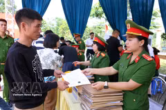 Officers of Thanh Xuan prison present the State President’s 2026 amnesty decisions to eligible inmates. (Photo: VNA)