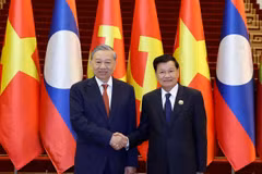 General Secretary of the Communist Party of Vietnam Central Committee To Lam (left) and General Secretary of the Lao People's Revolutionary Party Central Committee and President of Laos Thongloun Sisoulith at the high-level meeting between the two Parties in Vientiane on December 2. (Photo: VNA)
