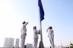 The ASEAN flag-hoisting ceremony on the occasion of the founding anniversary of ASEAN on August 8. (Photo: VNA)