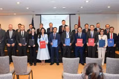 A view of the signing ceremony of an agreement to cooperate in mobilising international capital between EQuest Education Group and Standard Chartered Bank’s New York branch. (Photo: VIFC-HCMC)