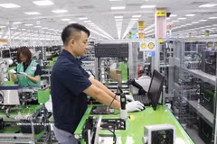 Workers at Samsung Electronics Vietnam Co., Ltd., in Yen Phong Industrial Park, Bac Ninh province during their shift. (Photo: VNA)