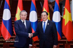 Party General Secretary To Lam (L) meets with Lao Prime Minister Sonexay Siphandone in Vientiane on December 1, 2025 (Photo: VNA)