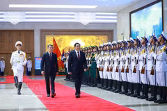 Prime Minister Le Minh Hung (left) and his Lao counterpart Sonexay Siphandone review the Guard of Honor of the Vietnam People's Army (Photo: VNA) 