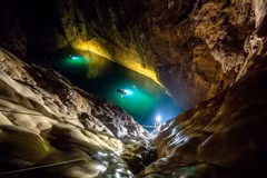 A visitor climb the 90-metre “Great Wall of Vietnam” during an adventure tour of Son Đoong Cave. (Photo: VNA)