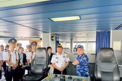 A Vietnam Coast Guard officer introduces ship CBS 8001. (Photo: VNA)