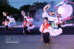 A performance staged by Colombian dancers at the artistic exchange in Hoi An town, Da Nang city, on September 16, 2026. (Photo: VNA)
