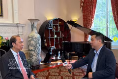 Vietnamese Ambassador to the US Nguyen Quoc Dung (left) grants an interview to the Vietnam News Agency correspondent in the US. (Photo: VNA)