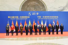 Standing Deputy Prime Minister Pham Gia Tuc (fifth from left) and heads of ASEAN and Chinese delegations (Photo: VNA)