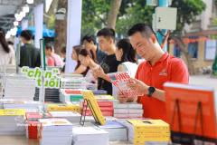 Counterfeit books are no longer simply low-quality copies that can easily be identified by the naked eye (Illustrative image. Source: VNA)