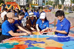Students and local residents join hands to create a map of Vietnam from 8,100 national flags at Ba To Park in Nghia Lo ward, Quang Ngai province, on August 27, 2026. (Photo: VNA)