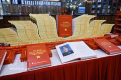 Titled "The Strength of the Vietnamese Nation in the Cause of National Construction and Defence", the more than 400-page book features 51 selected articles and speeches from among hundreds of works by General Cuong during his time in key Party and State leadership positions. (Photo: VNA)