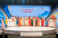 Vietnamese teachers abroad pose for a photo with "Vietnamese Language Ambassadors" abroad in 2026. (Photo published by VNA)