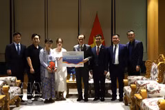 Minister of Foreign Affairs Le Hoai Trung (fourth from right) and representatives of the Vietnamese community and Yangon University of Foreign Languages (Photo: VNA)