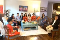 An OV family in Washington DC, the US, watch a live broadcast of the 80th National Day celebrations in 2025. (Photo: VNA)
