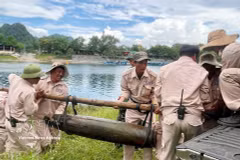 A MAG explosive ordnance disposal team remove a bomb discovered in Phong Nha commune, Quang Tri province (Photo: VNA)