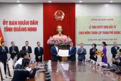 The Quang Ninh provincial People's Committee presents investment approval decisions to 16 projects with a total investment of about 16.075 trillion VND on August 26. (Photo: VNA)