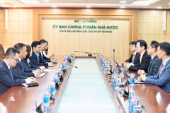 The meeting between Chairwoman of the State Securities Commission of Vietnam (SSC) Vu Thi Chan Phuong and Lim Tuang Lee, Assistant Managing Director of the Capital Markets Group under the Monetary Authority of Singapore (MAS), in Hanoi on September 30 (Photo: SSC)
