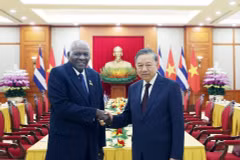 Party General Secretary To Lam receives President of the National Assembly of People’s Power and President of the Council of the State of Cuba, Esteban Lazo Hernández (Photo: VNA) 