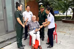Eugene Grosman, born in 1945, a US citizen (centre) receives prompt first aid and medical assistance from border guard and health quarantine forces after showing signs of a stroke at Lao Bao International Border Gate in Quang Tri province. (Photo: VNA)