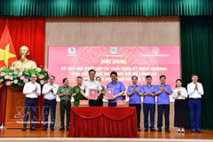 The exchange of cooperation mechanism between State Audit Office of Vietnam and the Supreme People’s Procuracy at the meeting. (Photo: VNA)