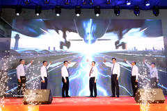 Officials at an announcement ceremony for the Da Nang International Airport's Terminal T1 renovation and expansion project and the first phase of an aircraft apron expansion project (Photo: VNA)