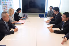 Deputy Prime Minister Nguyen Van Thang (first, right) has a meeting with UN Under-Secretary-General for Economic and Social Affairs Li Junhua. (Photo: VNA)