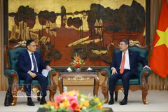Prime Minister Le Minh Hung (right) reveives Lao Deputy Prime Minister and Minister of Finance Santiphab Phomvihane in Hanoi on August 28 (Photo: VNA)