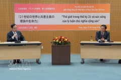Prof. Dr. Nguyen Xuan Thang, Member of the Political Bureau and Chairman of the Central Council for Theoretical Studies (right) and Shii Kazuo, Chairman of the JCP Central Committee at the exchange (Photo: VNA)