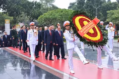 A delegation of the Communist Party of Vietnam (CPV) Central Committee, the State, the National Assembly and the Government pays tribute to fallen heroes at the Monument to Heroes and Martyrs on Bac Son street in Hanoi on August 28. (Photo: VNA)