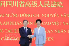 Chief Justice Nguyen Van Quang (left) and Chen Zhijun, Chief Justice of the High People’s Court of Sichuan (Photo: VNA)