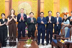 Delegates pose for a group photo at the working session (Photo: VNA)