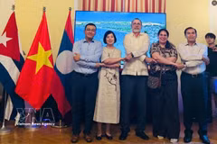 Delegates pose for a group photo at the gathering (Photo: VNA)