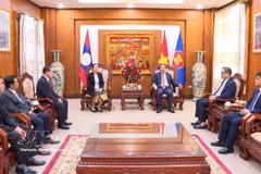 A delegation from the Lao People’s Revolutionary Party (LPRP) Central Committee's Inspection Commission, led by Deputy Chairwoman Pingkham Lasasimma, visits the Vietnamese Embassy in Vientiane to extend congratulations. (Photo: VNA)