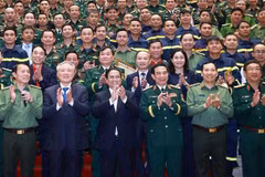 Prime Minister Pham Minh Chinh (third from the left, front row), delegates and officers and soldiers participating in the rescue mission to earthquake-hit Myanmar. (Photo: VNA)
