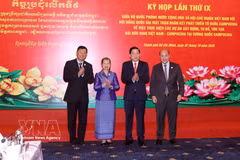 Deputy Minister of National Defence Senior Lieutenant General Nguyen Van Gau (second from right), President of the SFDCM National Council Samdech Men Sam An (third from right) and other officials at the meeting in Ho Chi Minh City. (Photo: VNA)