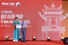 VNA General Director and Vice Chairwoman of the Party Central Committee’s Commission for Publicity Vu Viet Trang hands over the Grand Prize to poet Bang Viet at the ceremony (Photo: VNA)