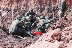 Officers and soldiers look for martyrs' remains at Le Thi Rieng Park in Ho Chi Minh City. (Photo: VNA)