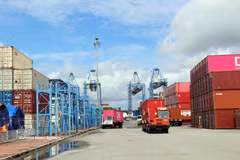 Cargo transportation activities inside Tan Cang–Cai Mep International Port, Ho Chi Minh City (Photo: VNA)
