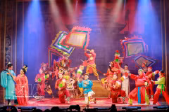 The Vietnam National Traditional Theatre has launched "The Secret of the Magical Dynasty" show, marking the first time that three traditional Vietnamese theatrical genres -Tuong, Cheo, and Cai luong - have appeared together on the same stage (Photo: VNA)