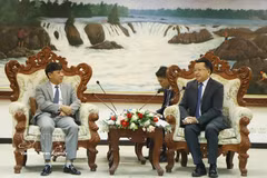 Vansy Kuamua (right), member of the Lao People's Revolutionary Party (LPRP) Central Committee and Deputy Head of its Commission for Propaganda and Training, receives Deputy Editor-in-Chief of the Communist Review of Vietnam Nguyen Ngoc Ha on July 28. (Photo: VNA)
