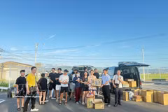 Representatives of the Vietnamese Consulate General in Fukuoka present relief goods to Vietnamese nationals (Photo: VNA) 
