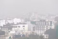 According to the Hanoi Department of Agriculture and Environment, air quality index (AQI) readings have at times reached poor and very poor levels. (Photo: VNA)