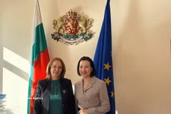 Vietnamese Ambassador to Bulgaria Nguyen Thi Minh Nguyet (R) and Mayor of Kazanlak city Galina Stoyanova (Photo: VNA)